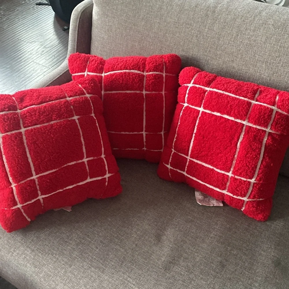 NWOT Wondershop Faux Shearling Plaid Christmas Square Throw Red/White Set of 3